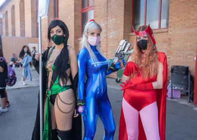 Imagen secundaria 1 - Ambiente en el exterior, grupo de cosplayers y Clevir y Mateus, como Harry Potter y un almirante imperial. 