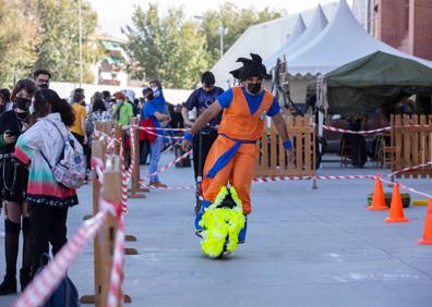 Imagen secundaria 1 - Una familia unida, Goku en monociclo y los Teen Titans. 