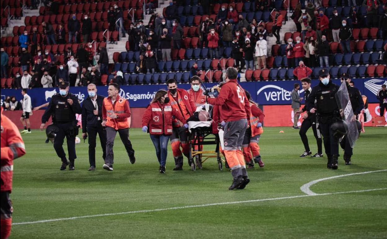 El aficionado de Osasuna es evacuado con respiración asistida de El Sadar. 