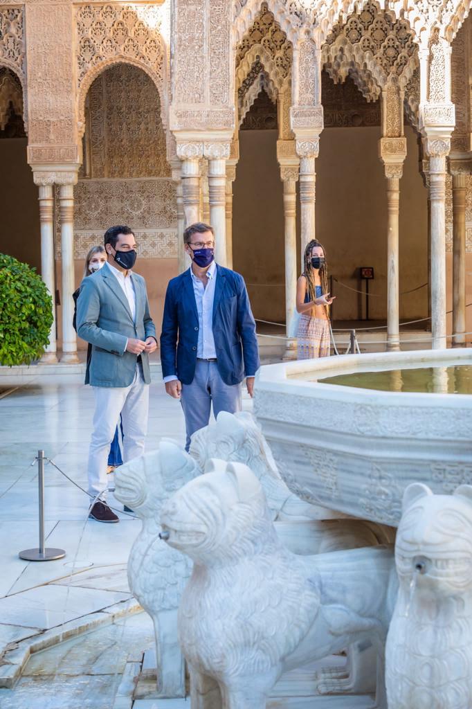 Juanma Moreno Bonilla y Alberto Núñez Feijoo, en el Patio de los Leones de la Alhambra.