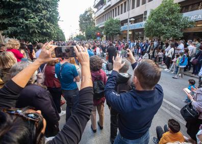 Imagen secundaria 1 - El Día sin Coches llena de peatones la calle Recogidas