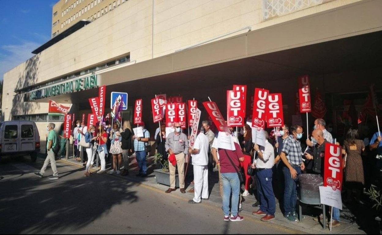 Protesta de CSIF, CC OO y UGT, el jueves en el Hospital de Jaén contra el 'despido' de 8.000 sanitarios. 