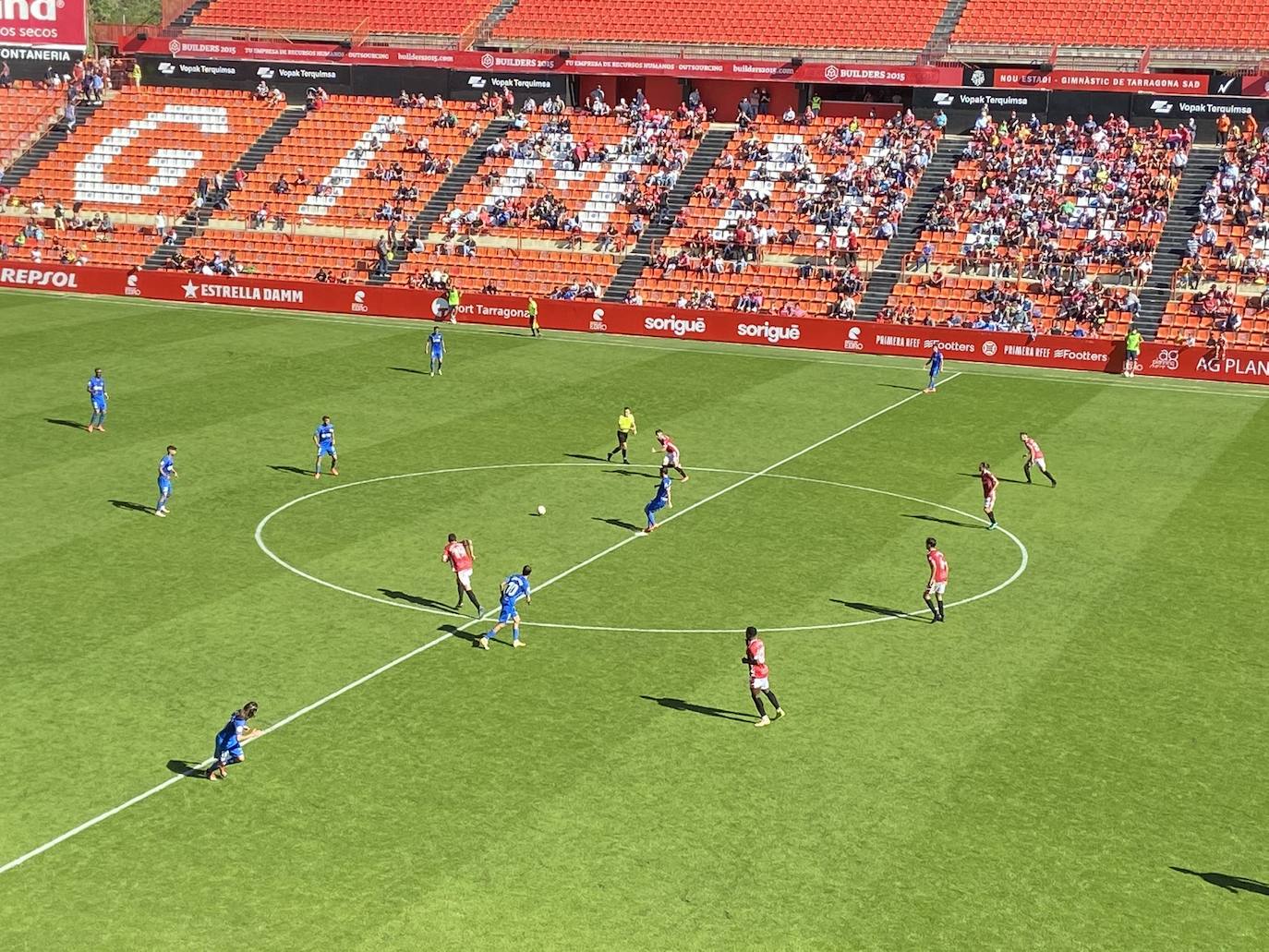 Instante de un saque de centro durante el Nàstic-Linares.