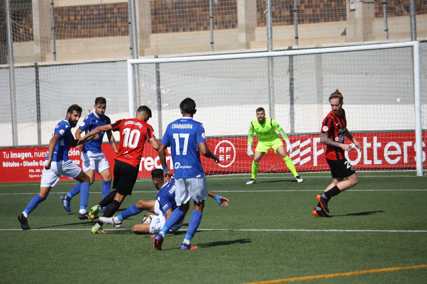 Diego López supera a Jordan, en el suelo, pero su disparo se marchó demasiado cruzado. 
