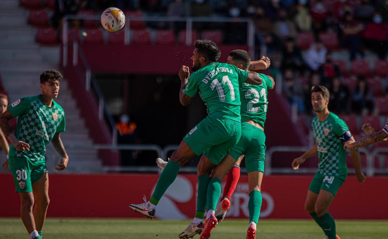 Dyego Sousa y Chumi van a por el balón. 
