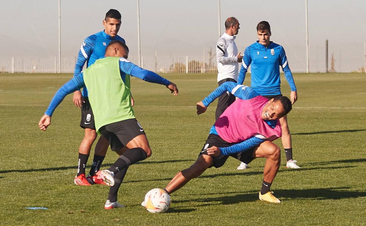 Darwin Machís intenta un caño sobre Carlos Bacca en el rondo. 
