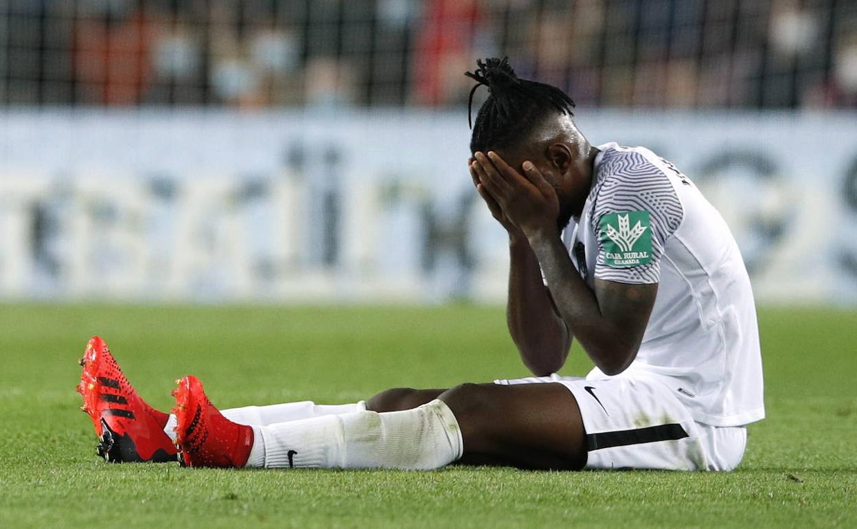 Yan Eteki, lesionado en el Camp Nou. 