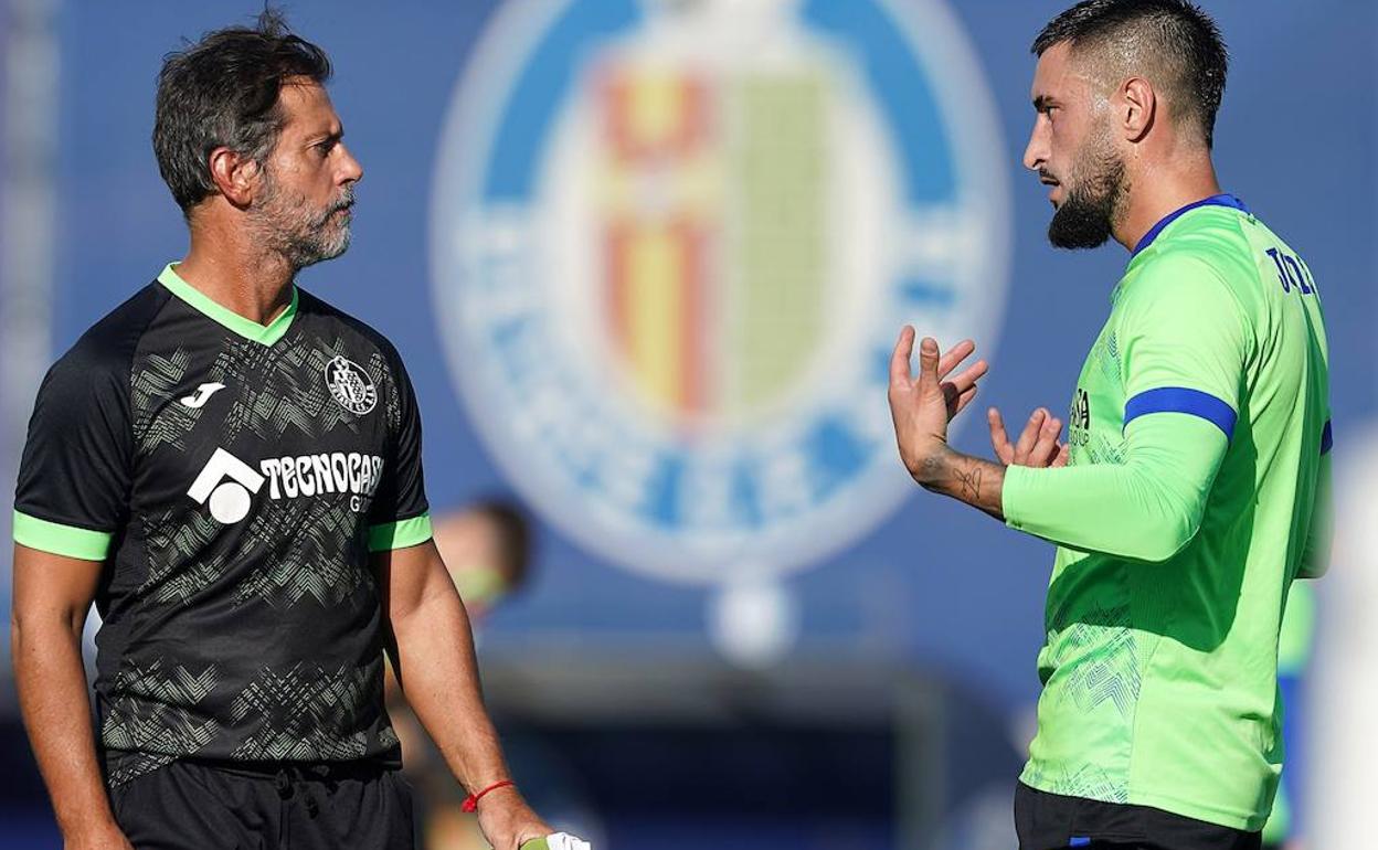 Quique Sánchez Flores conversa con Cabaco en un entrenamiento. 