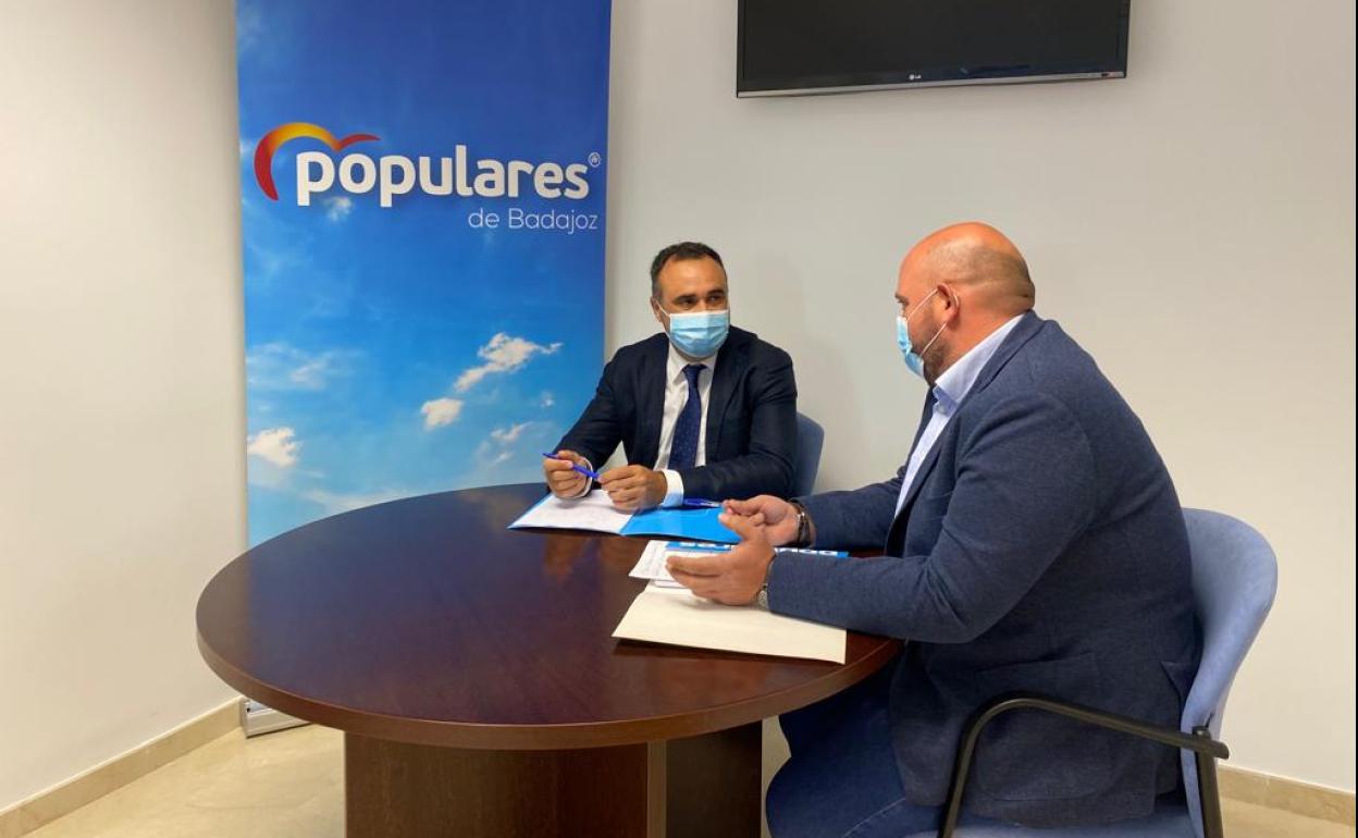 El PP de Granada inicia en Badajoz una campaña de apoyos para pedir la autovía con Extremadura