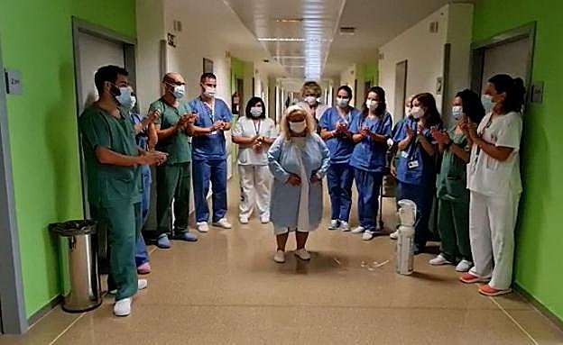 María Yrayzoz abandonó la UCI del Clínico tras cinco días ingresada.