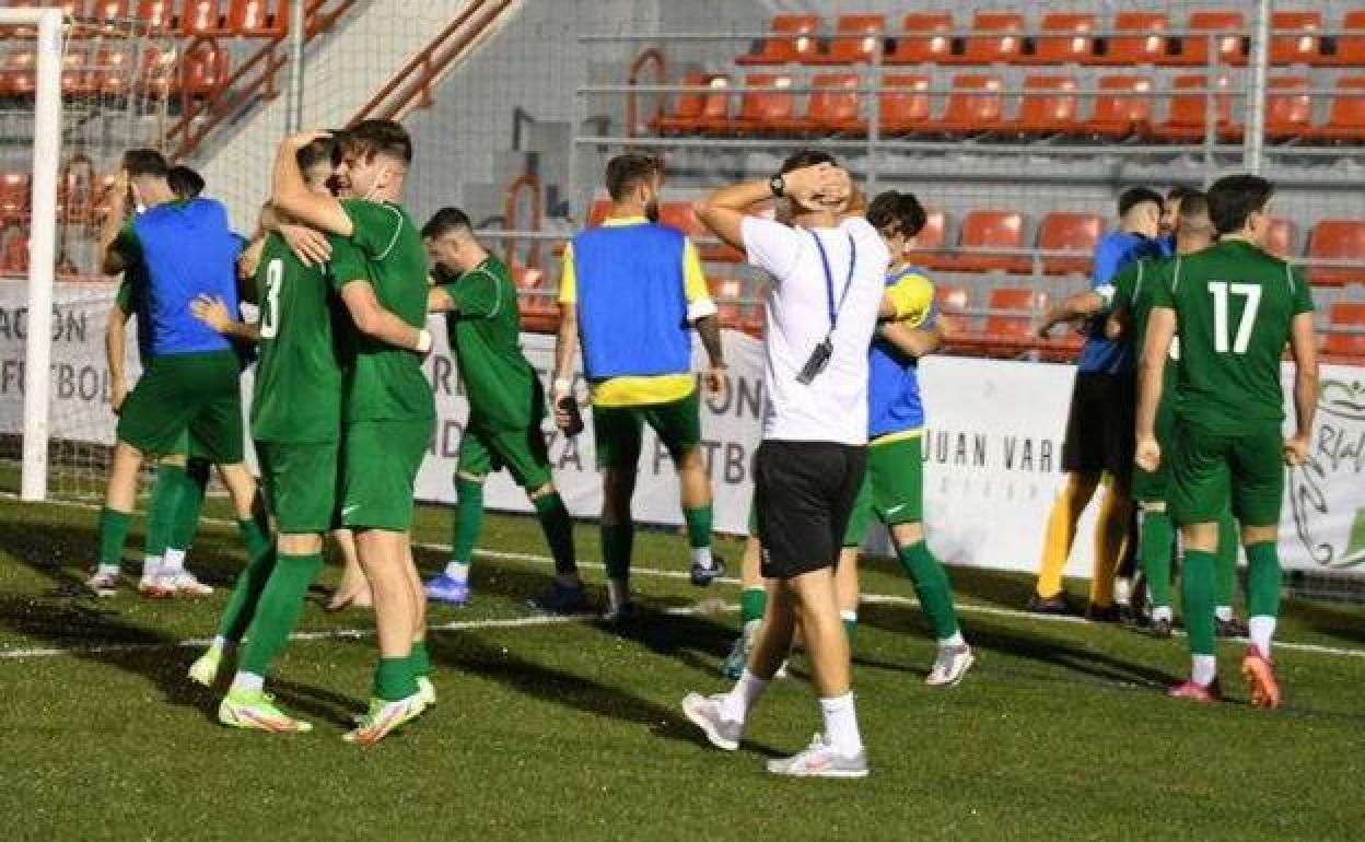 Los futbolistas del Atarfe Industrial celebran su clasificación para la final de la Copa Andalucía y la Copa del Rey el pasado mes de septiembre en Marbella. 