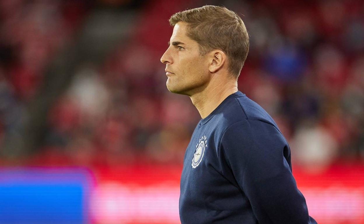 Robert Moreno, con semblante serio, atiende al partido. 