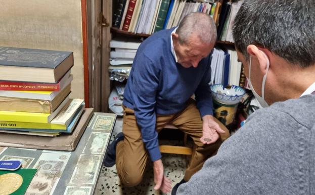 Mariano Villafranca deja caer una moneda al suelo para comprobar su valor en función del sonido que hace al caer. 