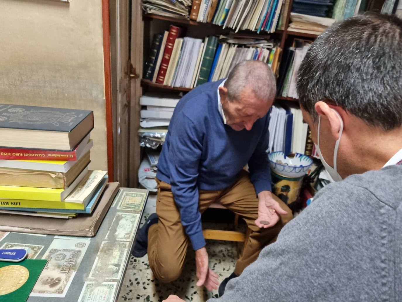 Mariano Villafranca lleva toda su vida dedicado a la numismática. En la filatelia El Galeón cuenta con piezas muy particulares, algunas con hasta 2.000 años de antigüedad. 