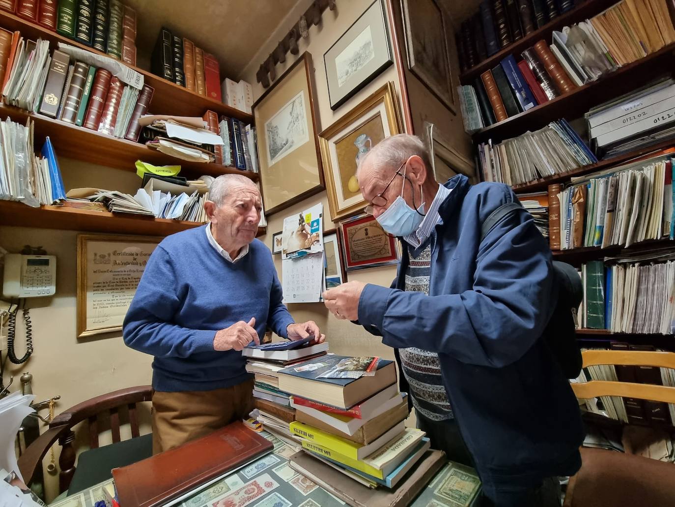 Mariano Villafranca lleva toda su vida dedicado a la numismática. En la filatelia El Galeón cuenta con piezas muy particulares, algunas con hasta 2.000 años de antigüedad. 