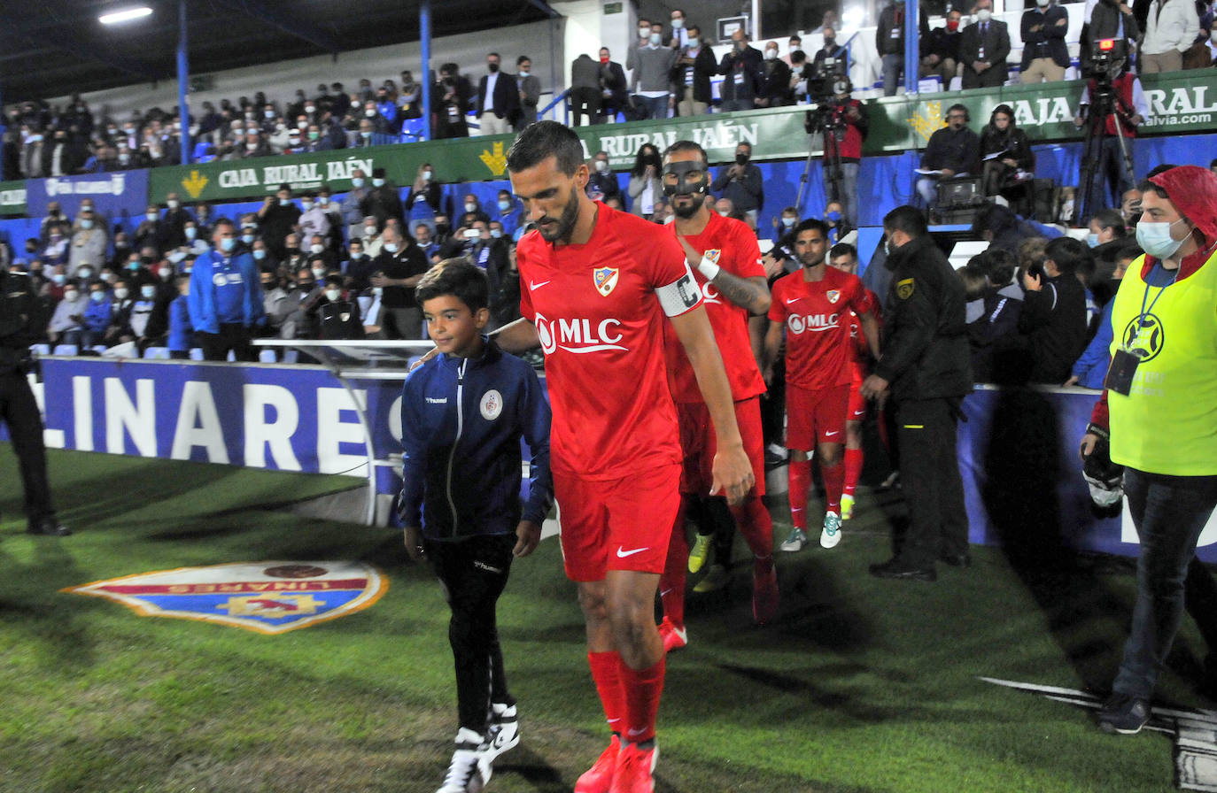 Imagen principal - Los fantasmas del Linares siguen ahí y le &#039;roban&#039; un triunfo merecido