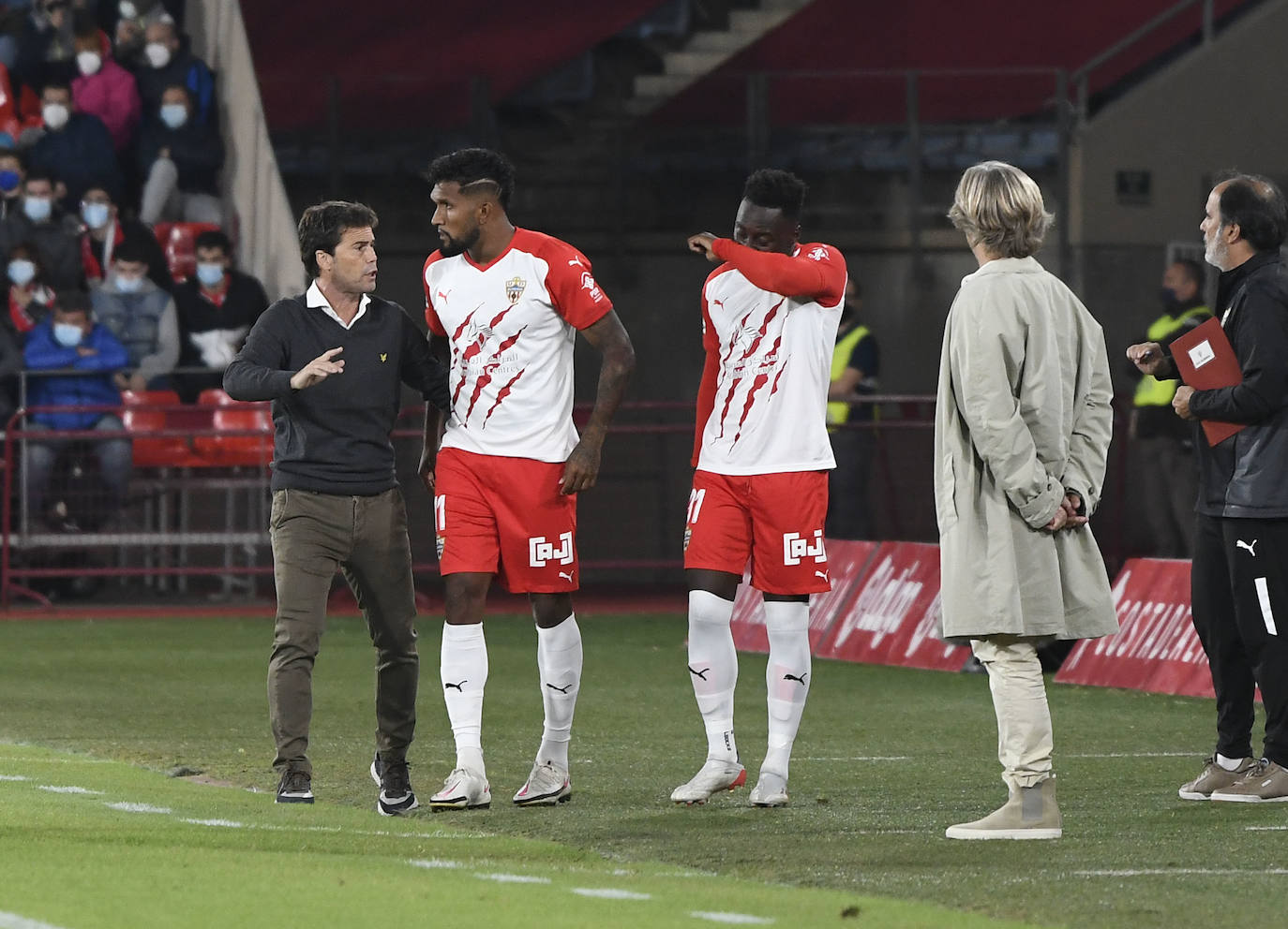 Rubi dialoga con Dyego Sousa en presencia de Arvin Appiah y Jorge Díaz. 