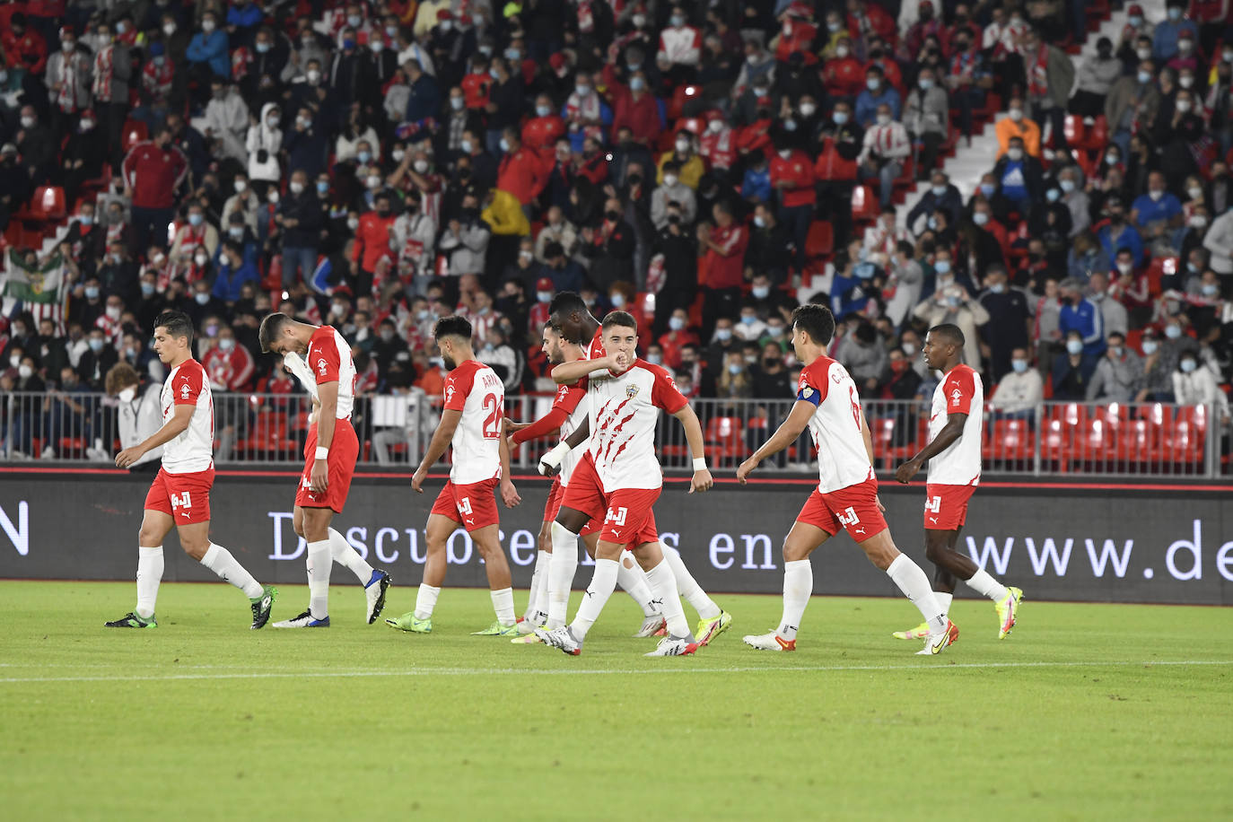 Los rojiblancos celebran un gol que supone superar el listón de los récords. 