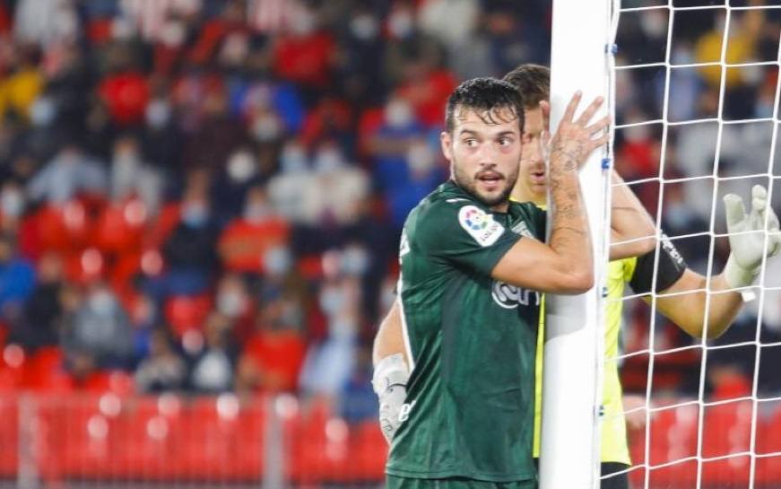 José Arnaiz lamenta el error con Fernando detrás. 