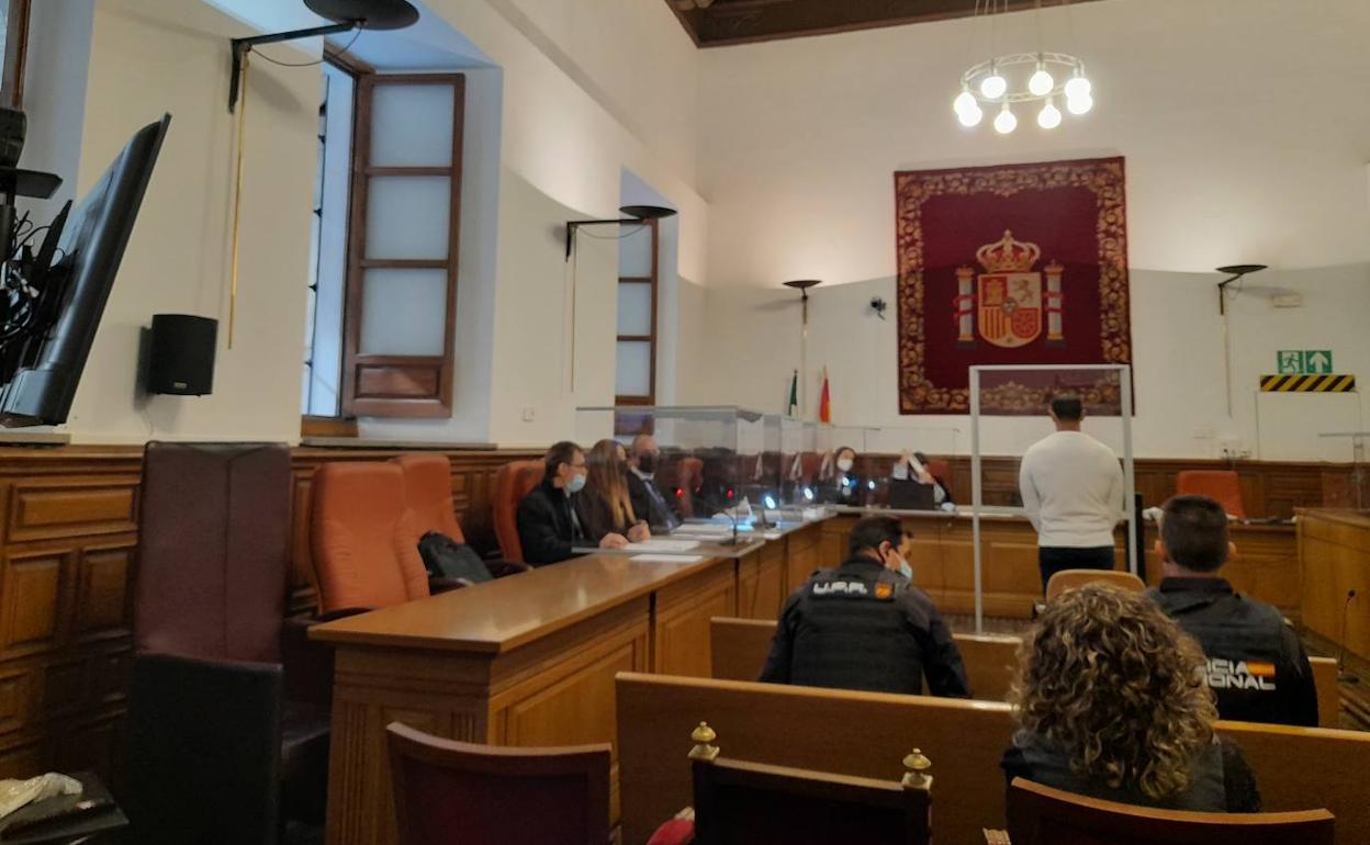 El acusado, en el banquillo de la Audiencia de Granada, el primer día de juicio. 