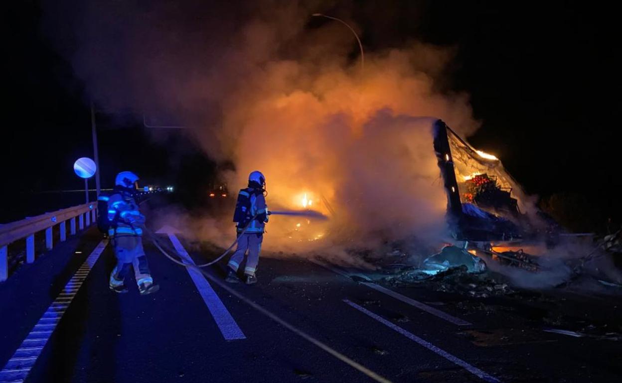 Reabre la A-7 a la altura de Carchuna tras el incendio de un camión