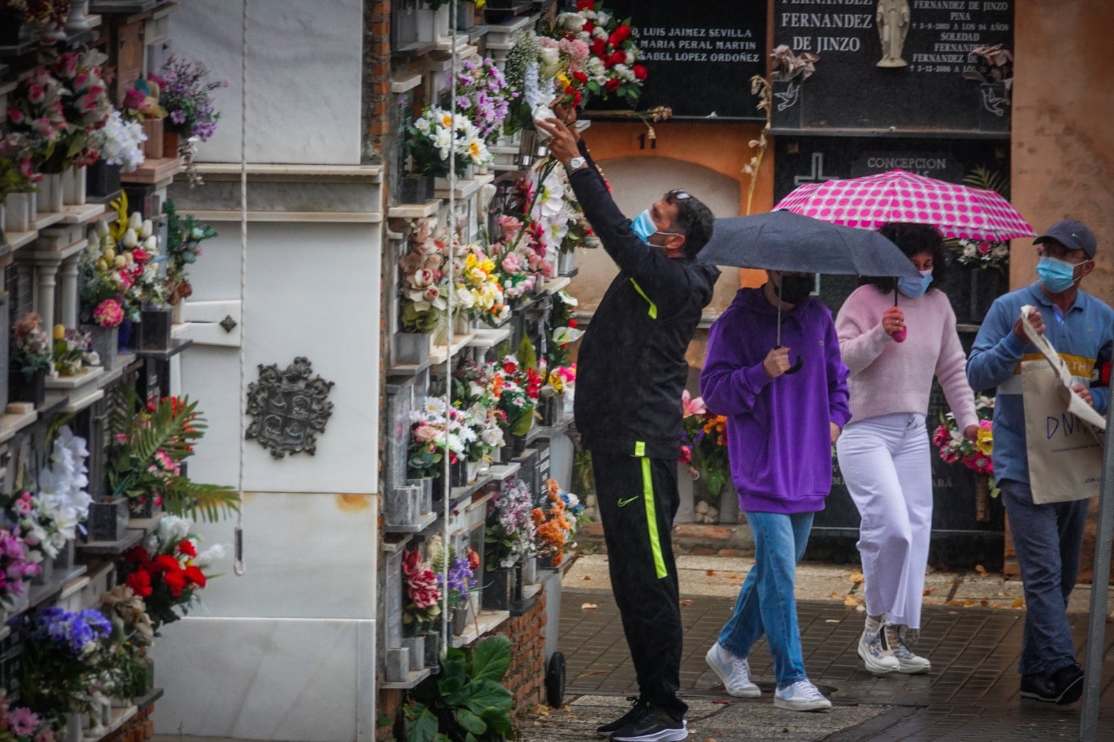 Los granadinos acuden al cementerio con flores en el día de Todos los Santos.