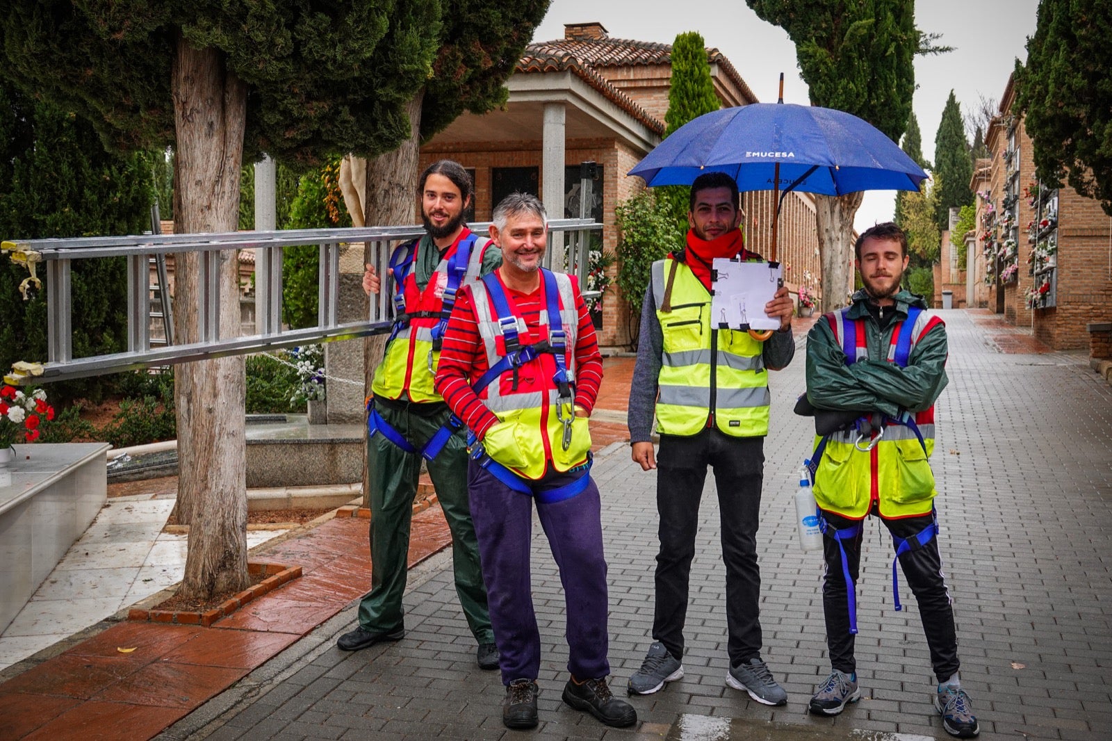 Los granadinos acuden al cementerio con flores en el día de Todos los Santos.