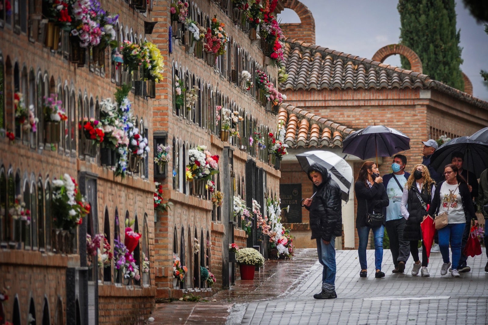 Los granadinos acuden al cementerio con flores en el día de Todos los Santos.