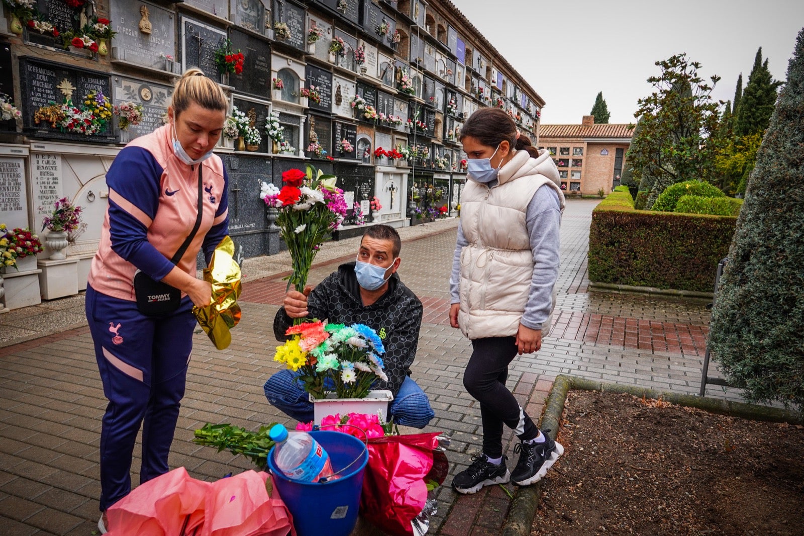 Los granadinos acuden al cementerio con flores en el día de Todos los Santos.