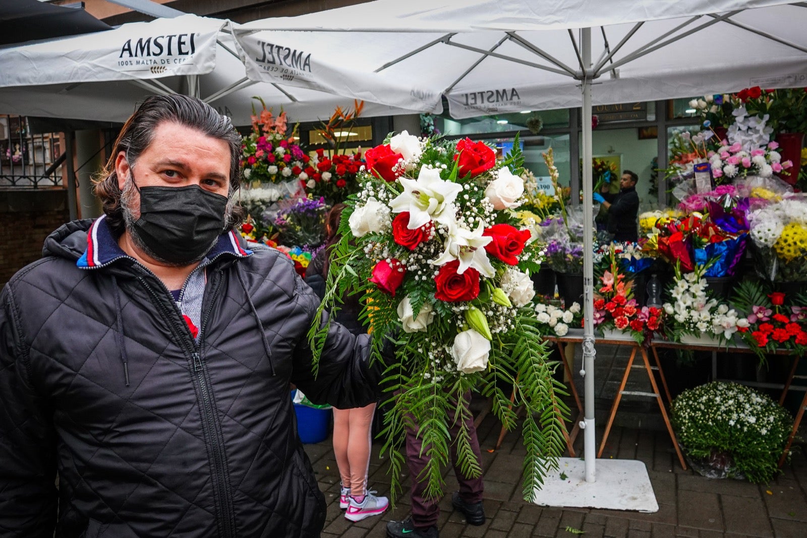 Los granadinos acuden al cementerio con flores en el día de Todos los Santos.