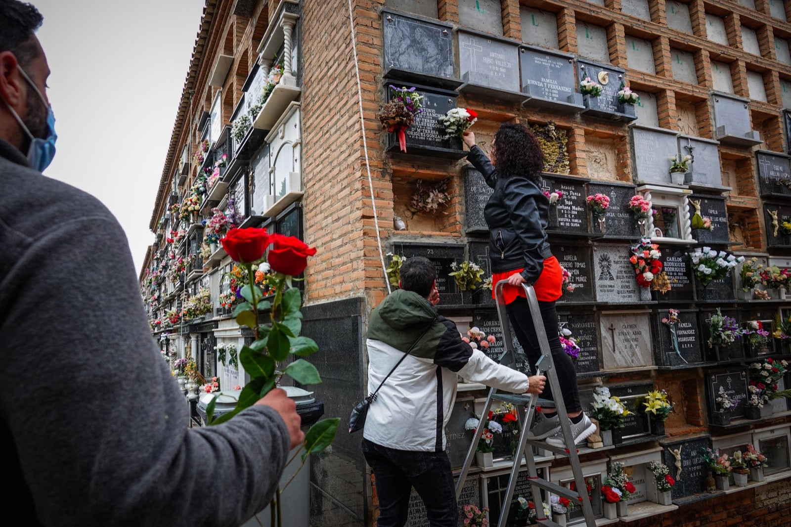Los granadinos acuden al cementerio con flores en el día de Todos los Santos.