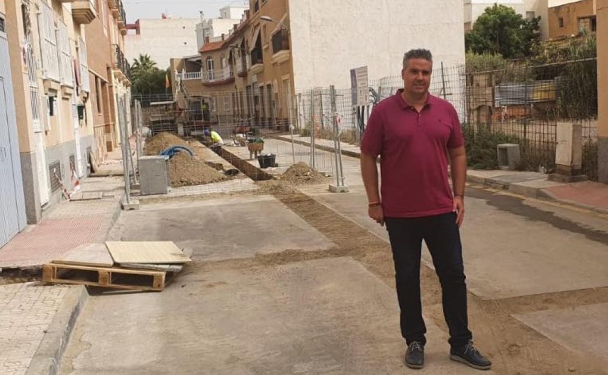 El alcalde de Viator, Manuel Jesús Flores, visitando una obra en su municipio.