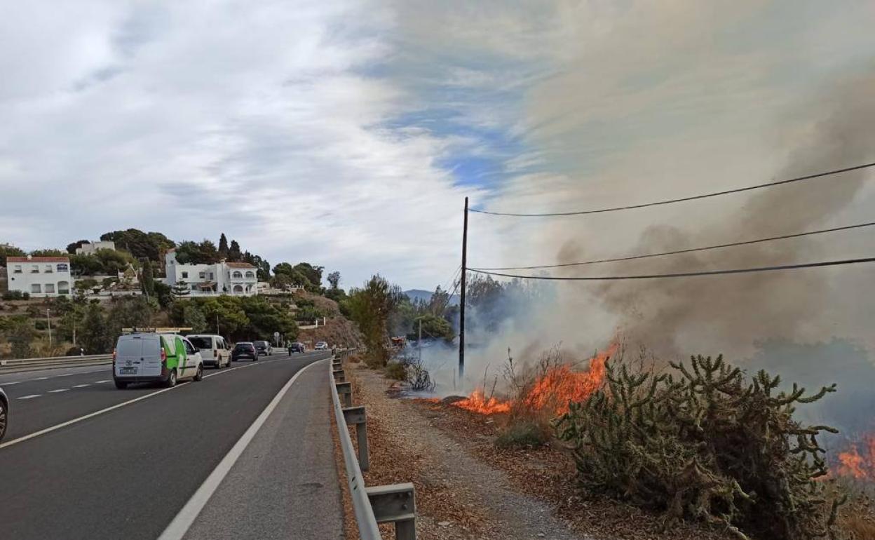 Un incendio quema dos hectáreas y obliga a desviar el tráfico en la N-340 a la altura de Salobreña