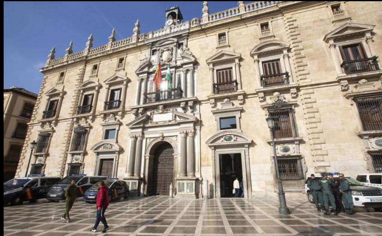 Dos años de prisión por abusar en Granada de la hija de un amigo en su coche