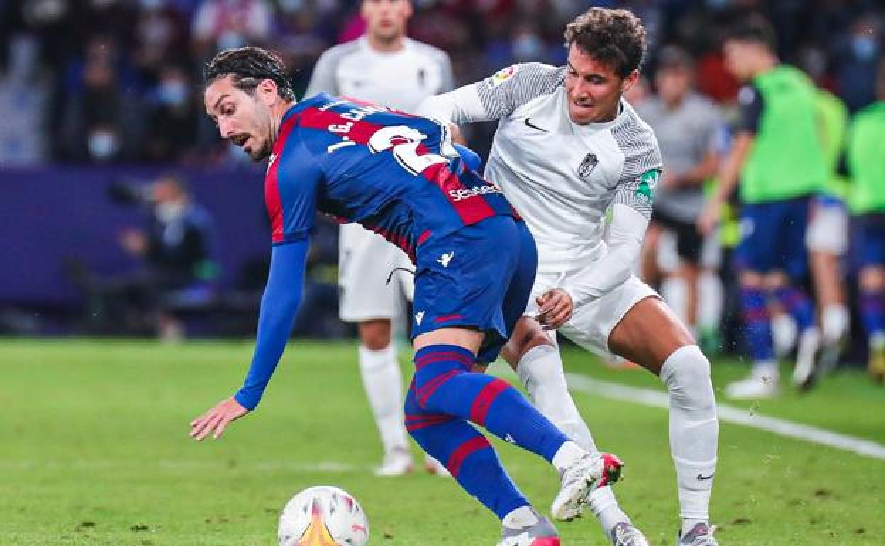 Luis Milla pugna por un balón con Campaña en el Ciutat de Valencia. 