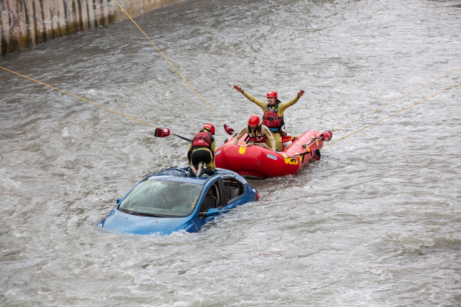 La intervención, en la que han participado Bomberos, Policía Local y Protección Civil de Granada, se enmarca en las Jornadas de Accidentes de Tráfico que se desarrollan en la capital
