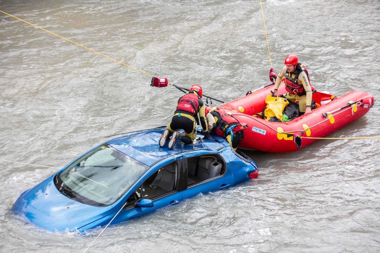 La intervención, en la que han participado Bomberos, Policía Local y Protección Civil de Granada, se enmarca en las Jornadas de Accidentes de Tráfico que se desarrollan en la capital