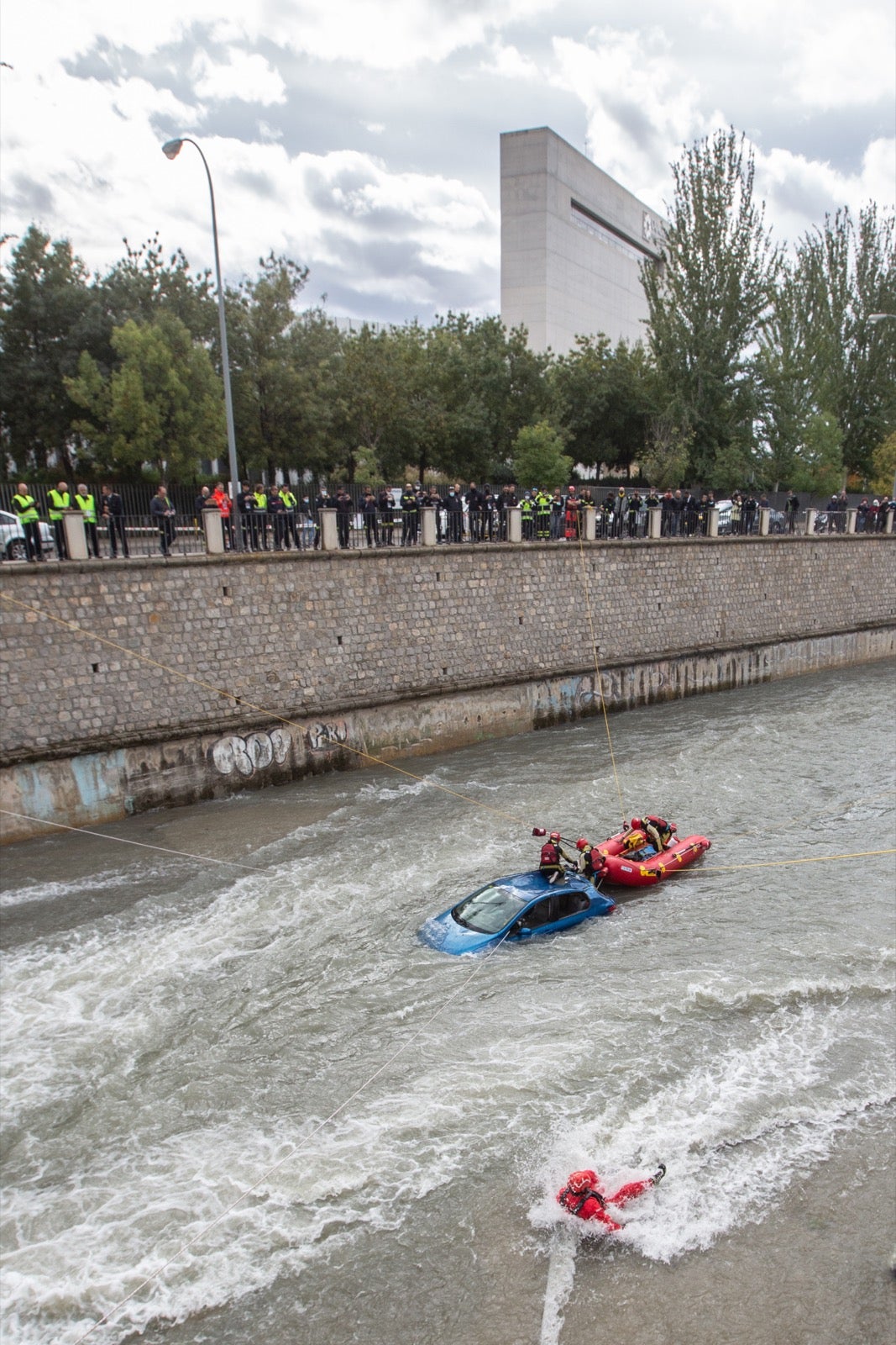 La intervención, en la que han participado Bomberos, Policía Local y Protección Civil de Granada, se enmarca en las Jornadas de Accidentes de Tráfico que se desarrollan en la capital