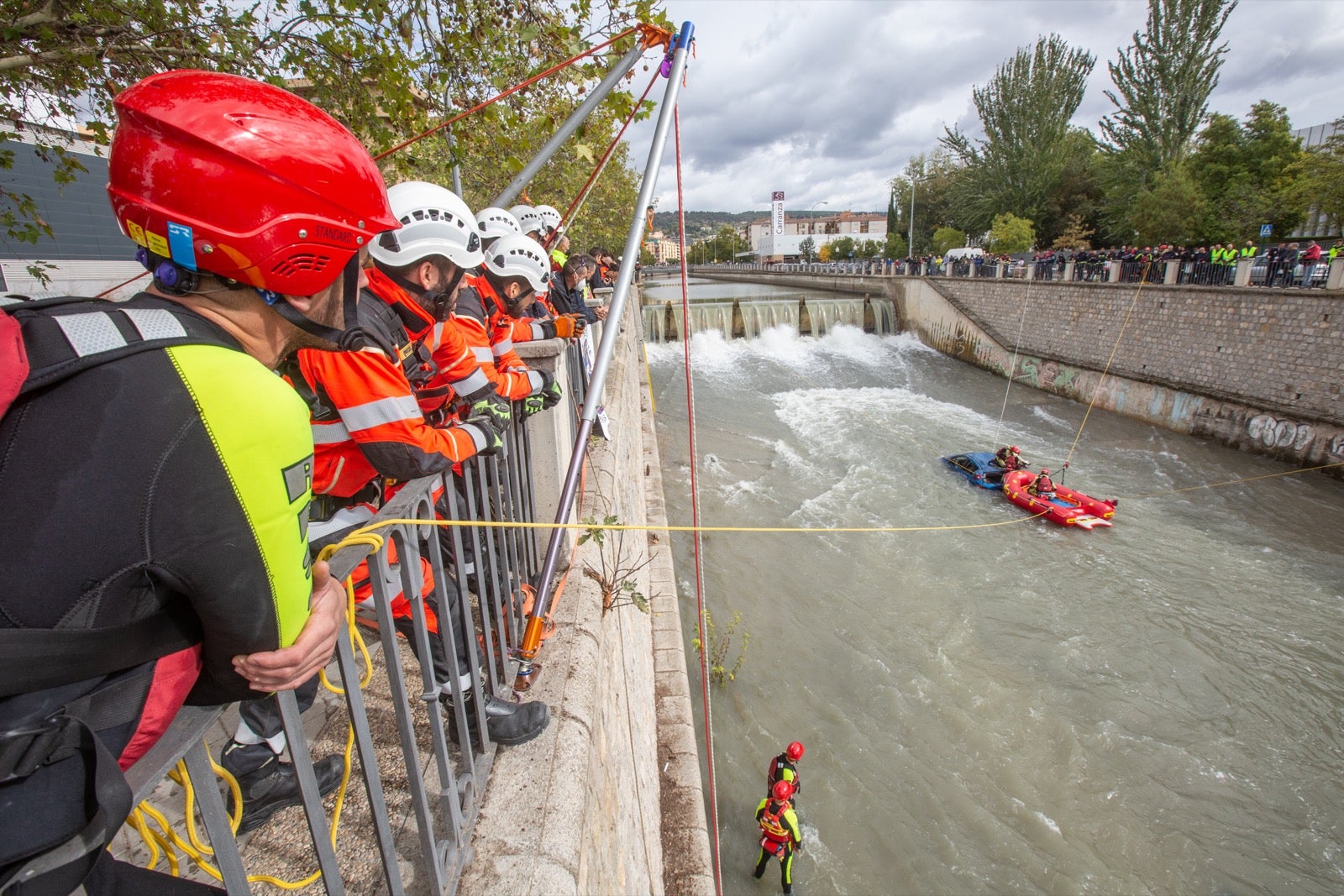 La intervención, en la que han participado Bomberos, Policía Local y Protección Civil de Granada, se enmarca en las Jornadas de Accidentes de Tráfico que se desarrollan en la capital