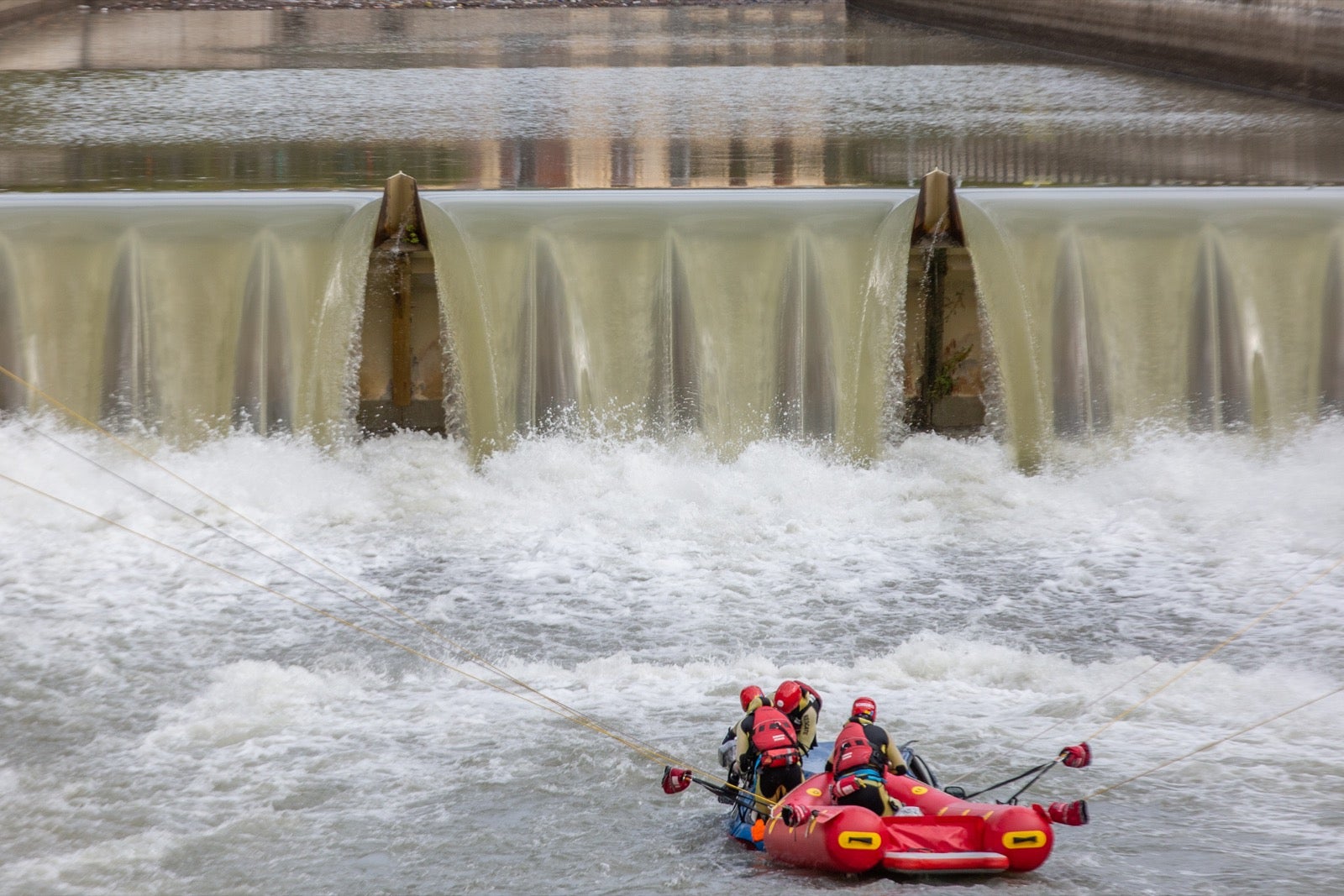 La intervención, en la que han participado Bomberos, Policía Local y Protección Civil de Granada, se enmarca en las Jornadas de Accidentes de Tráfico que se desarrollan en la capital