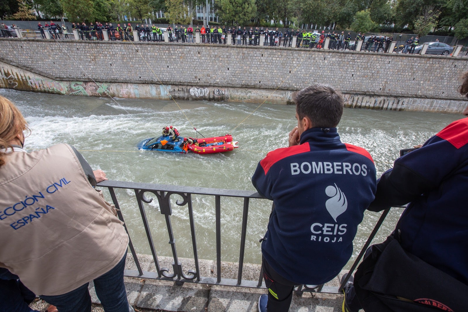 La intervención, en la que han participado Bomberos, Policía Local y Protección Civil de Granada, se enmarca en las Jornadas de Accidentes de Tráfico que se desarrollan en la capital