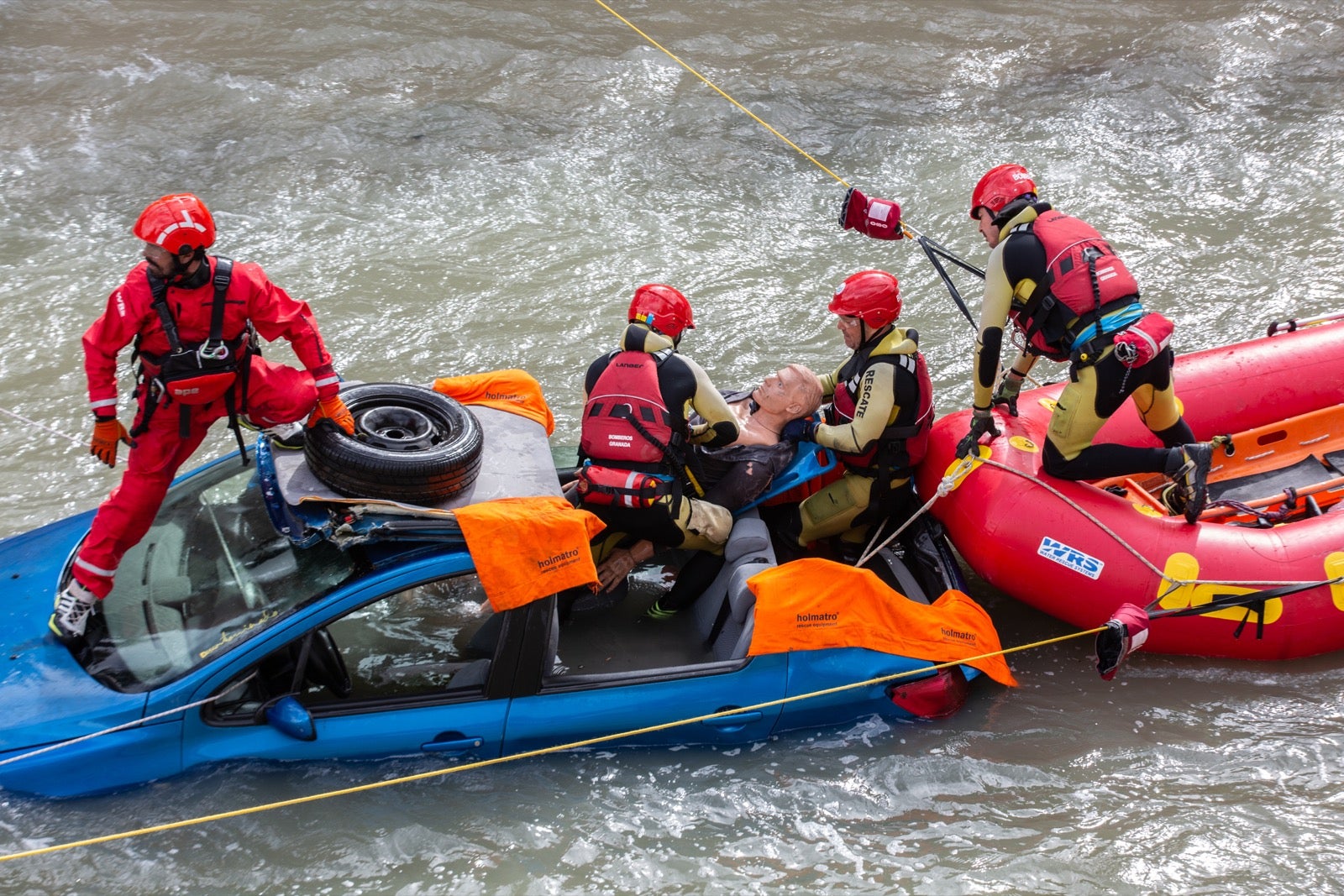 La intervención, en la que han participado Bomberos, Policía Local y Protección Civil de Granada, se enmarca en las Jornadas de Accidentes de Tráfico que se desarrollan en la capital