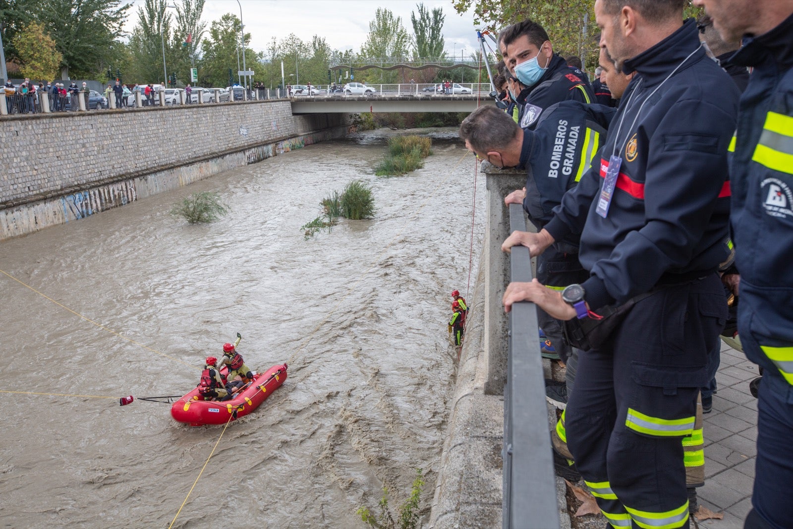 La intervención, en la que han participado Bomberos, Policía Local y Protección Civil de Granada, se enmarca en las Jornadas de Accidentes de Tráfico que se desarrollan en la capital