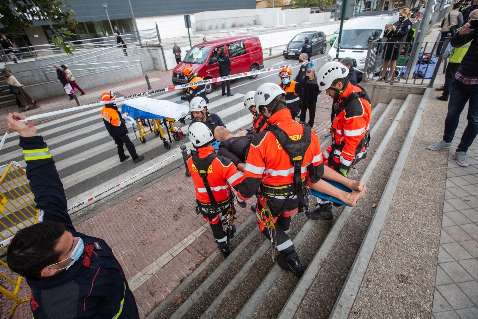 La intervención, en la que han participado Bomberos, Policía Local y Protección Civil de Granada, se enmarca en las Jornadas de Accidentes de Tráfico que se desarrollan en la capital