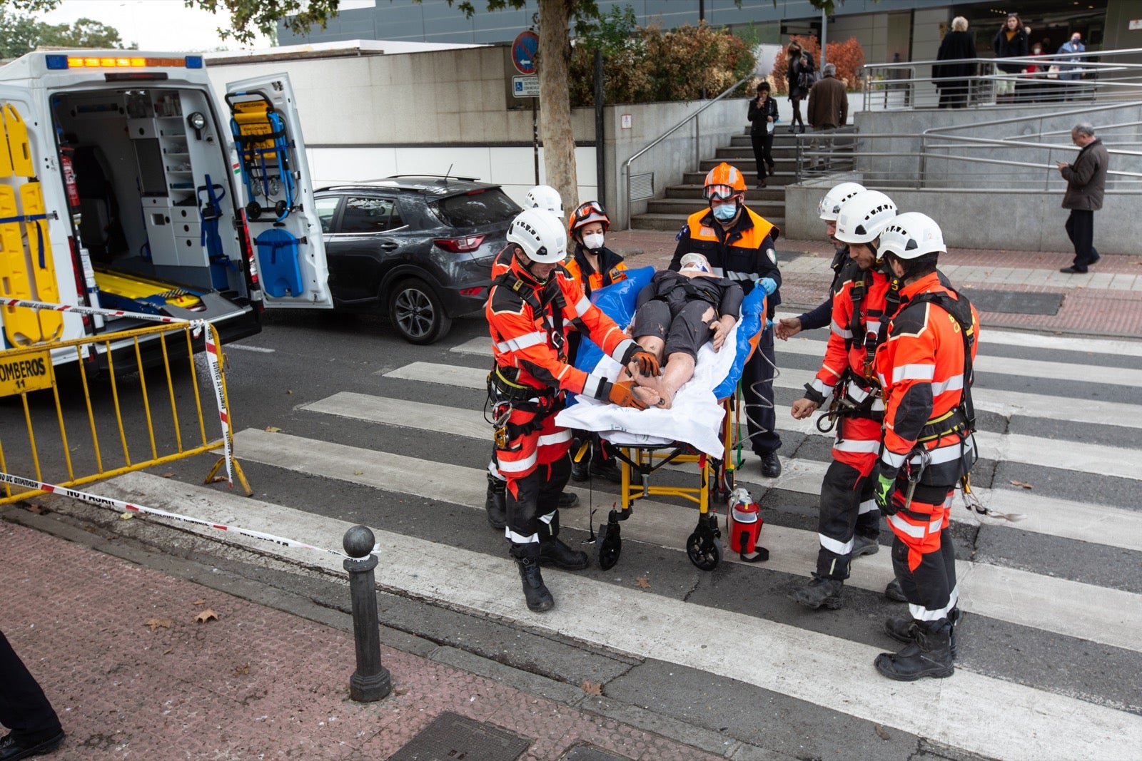 La intervención, en la que han participado Bomberos, Policía Local y Protección Civil de Granada, se enmarca en las Jornadas de Accidentes de Tráfico que se desarrollan en la capital