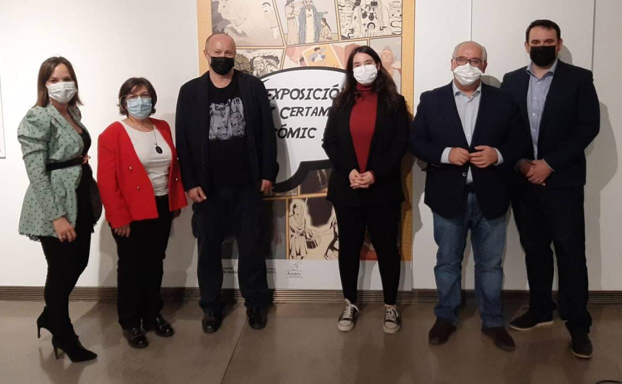 Foto de familia de los ganadores del concurso con el delegado Jesus Estrella. 