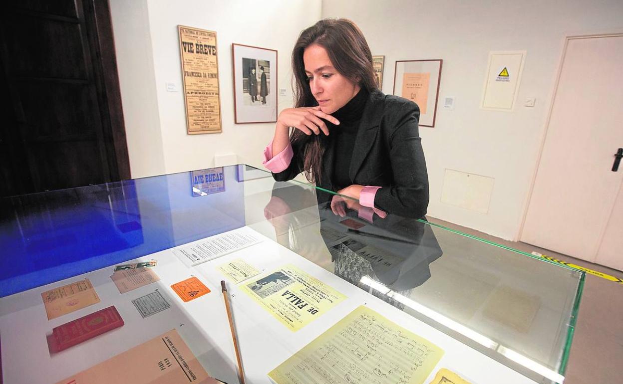 Katia-Sofia Hakim, coordinadora, observa algunos de los documentos incluidos en la muestra.