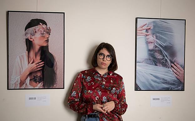 María con sus fotos. 