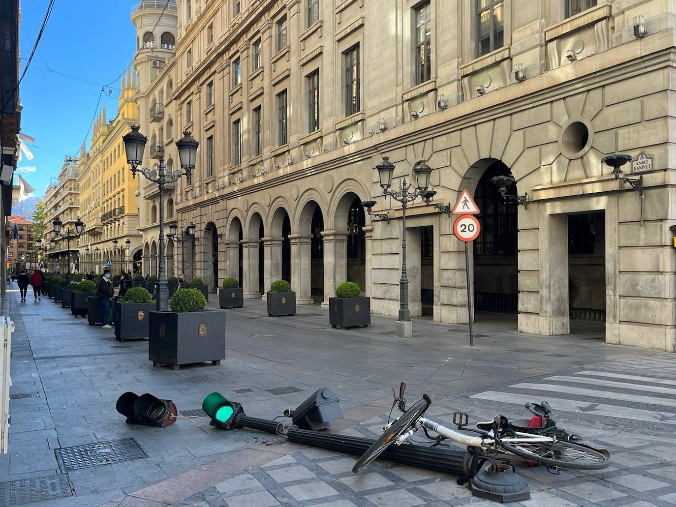 Así ha quedado el semáforo accidentado de Puerta Real.