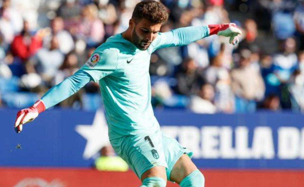 Luís Maximiano aleja un balón de su portería con un envío en largo. 